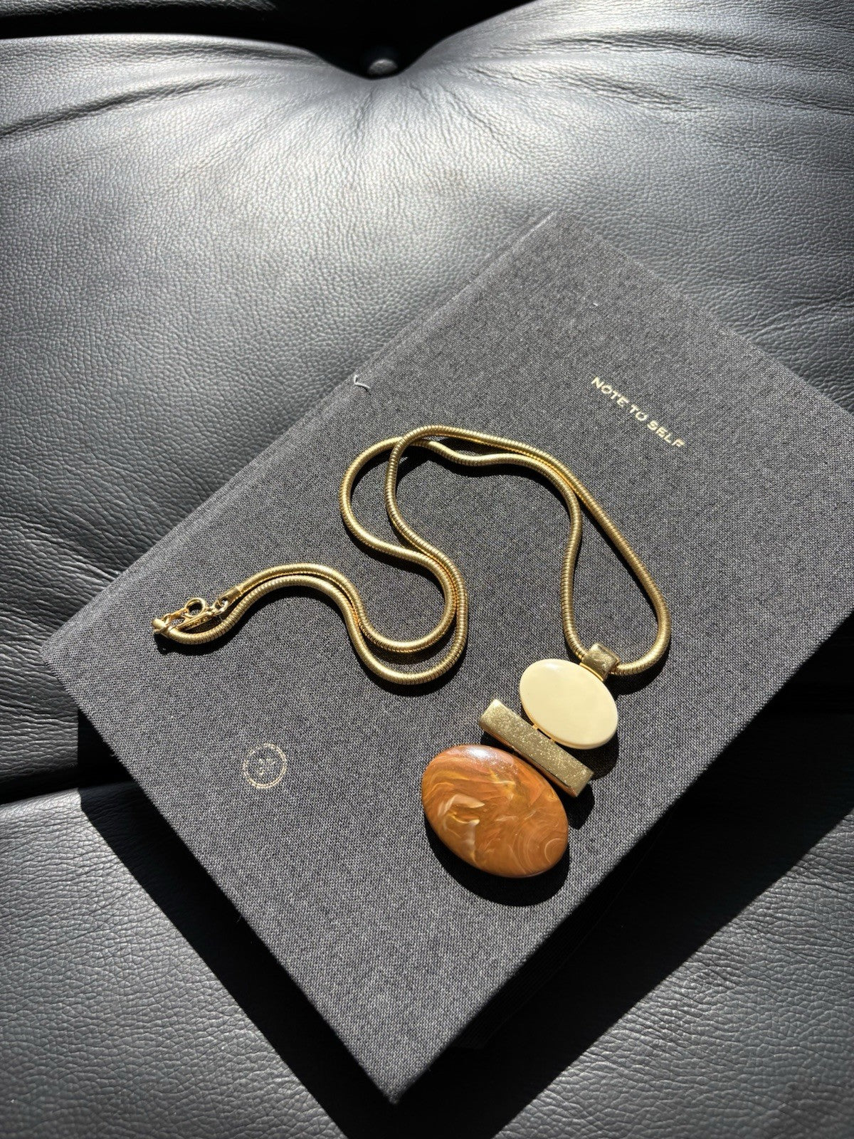 Vintage Retro AVON 1976 Polished Oval Lucite Cream Brown Swirl Pendant Necklace