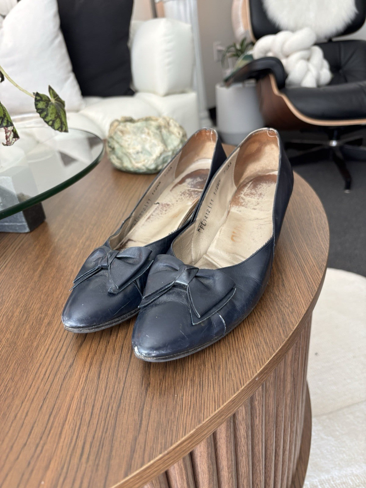 SALVATORE FERRAGAMO Vintage Italy Navy Leather Bow Pumps Shoes 7.5 AA Narrow