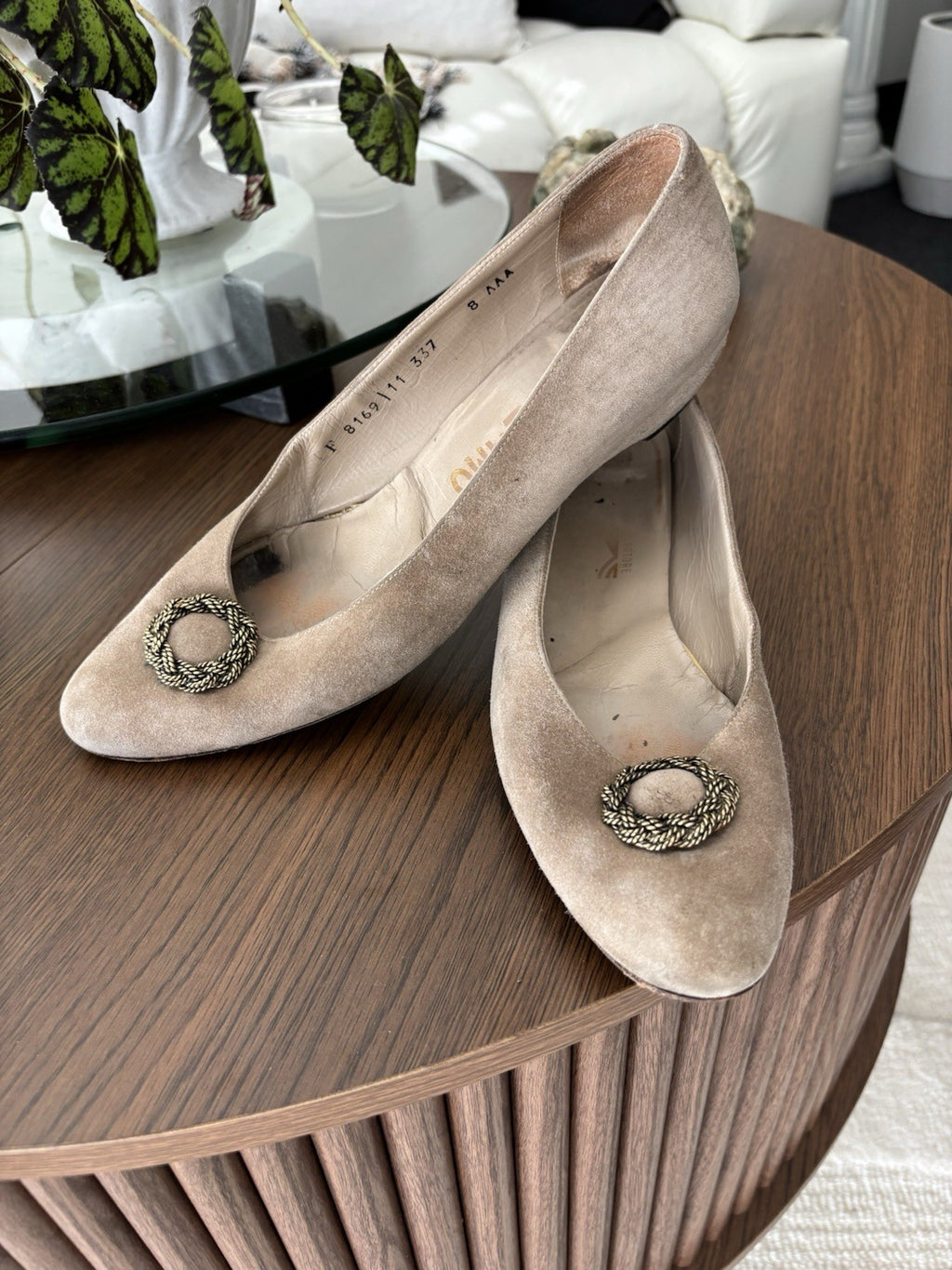 SALVATORE FERRAGAMO Vintage Italy Suede Leather Tan Pumps Shoes 8 AAA Narrow
