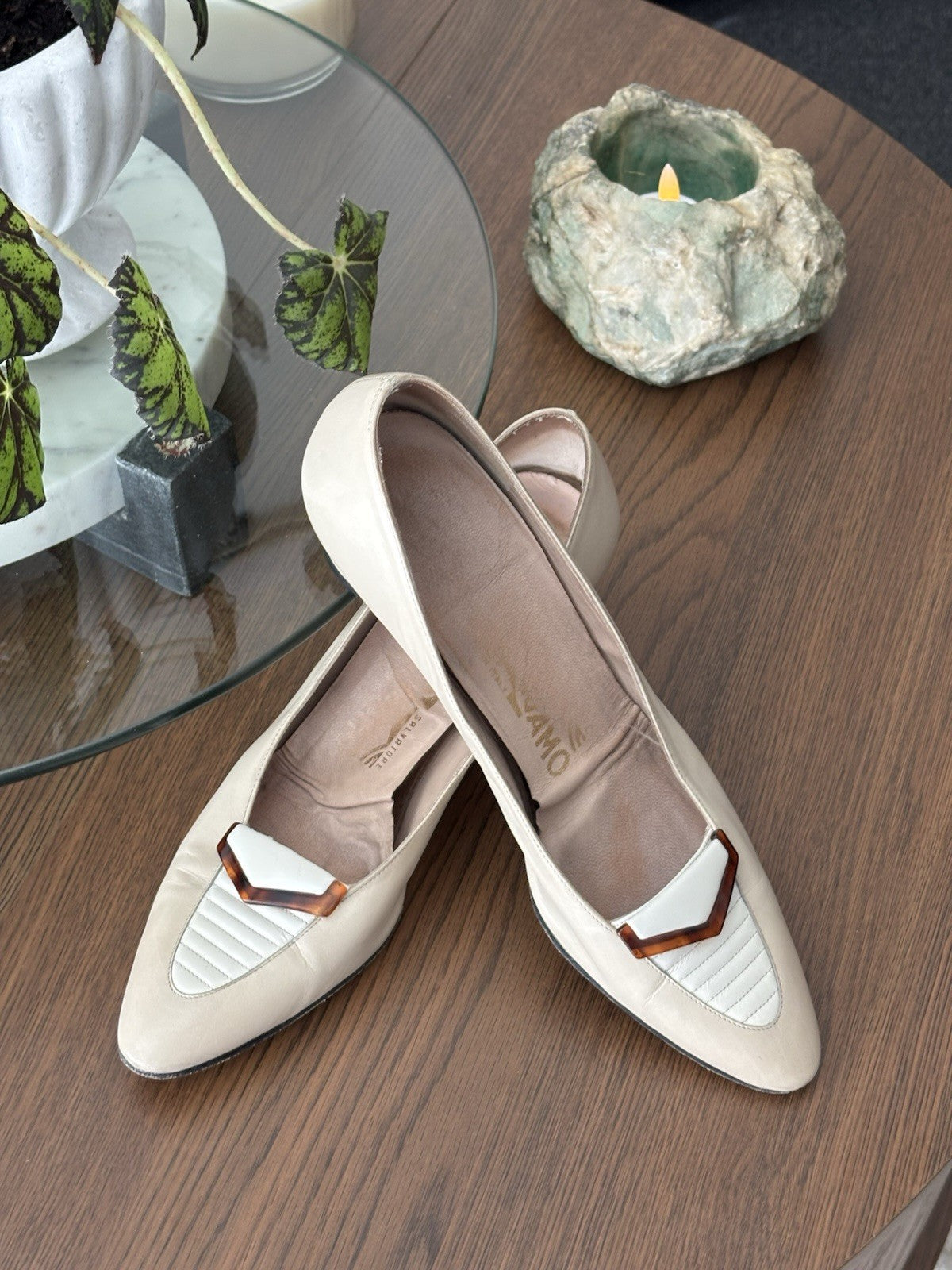 SALVATORE FERRAGAMO Vintage Ivory Leather Pumps Tortoise Accent Heels 7.5 AA