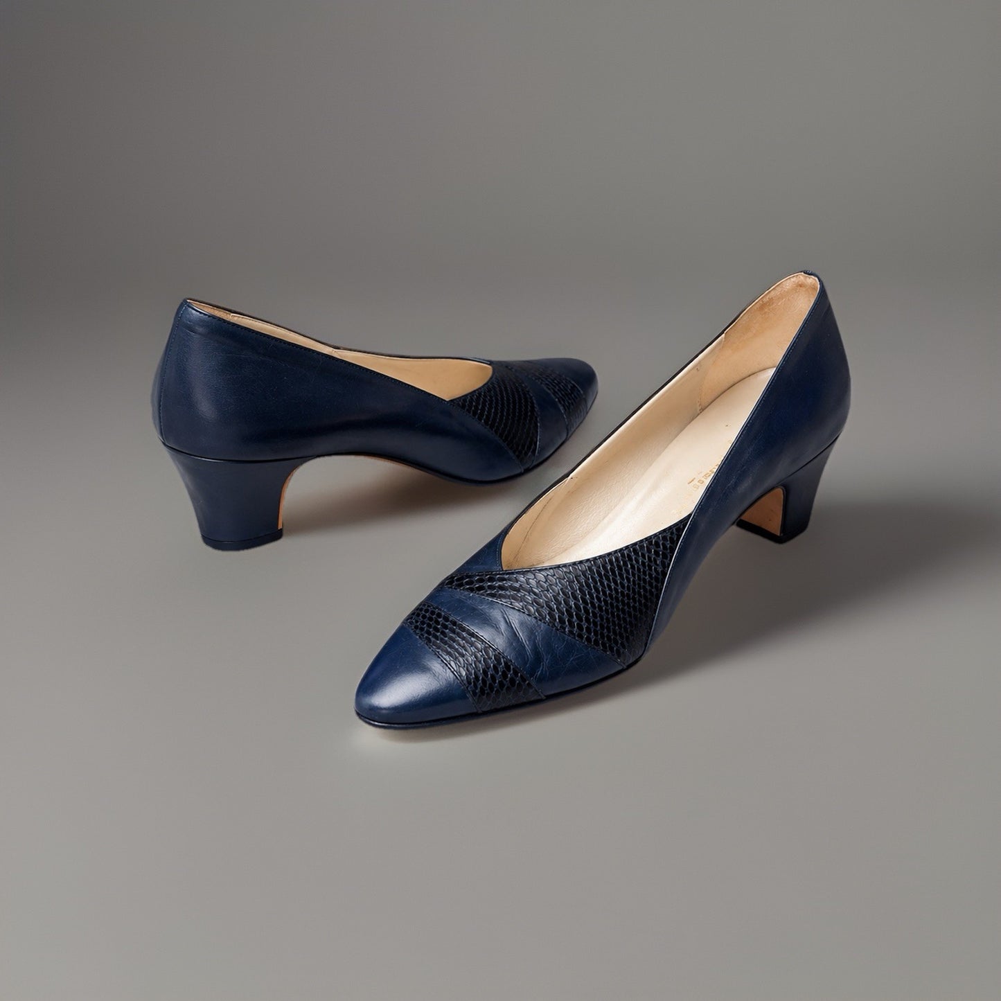 SALVATORE FERRAGAMO Vintage Italy Navy Leather/Python Pumps Shoes 7.5 AA Narrow