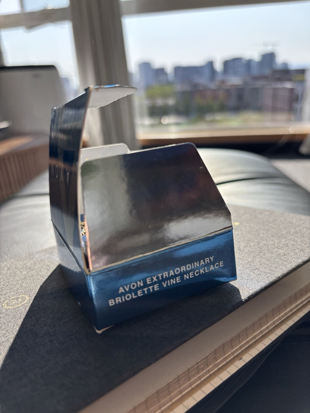 NWT 1980s AVON Nikki Ricci Goldtone Rhinestone Vine Drop Pendant Necklace W/ Box