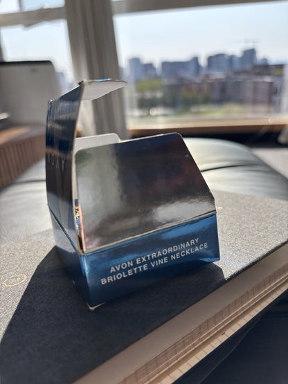 NWT 1980s AVON Nikki Ricci Goldtone Rhinestone Vine Drop Pendant Necklace W/ Box