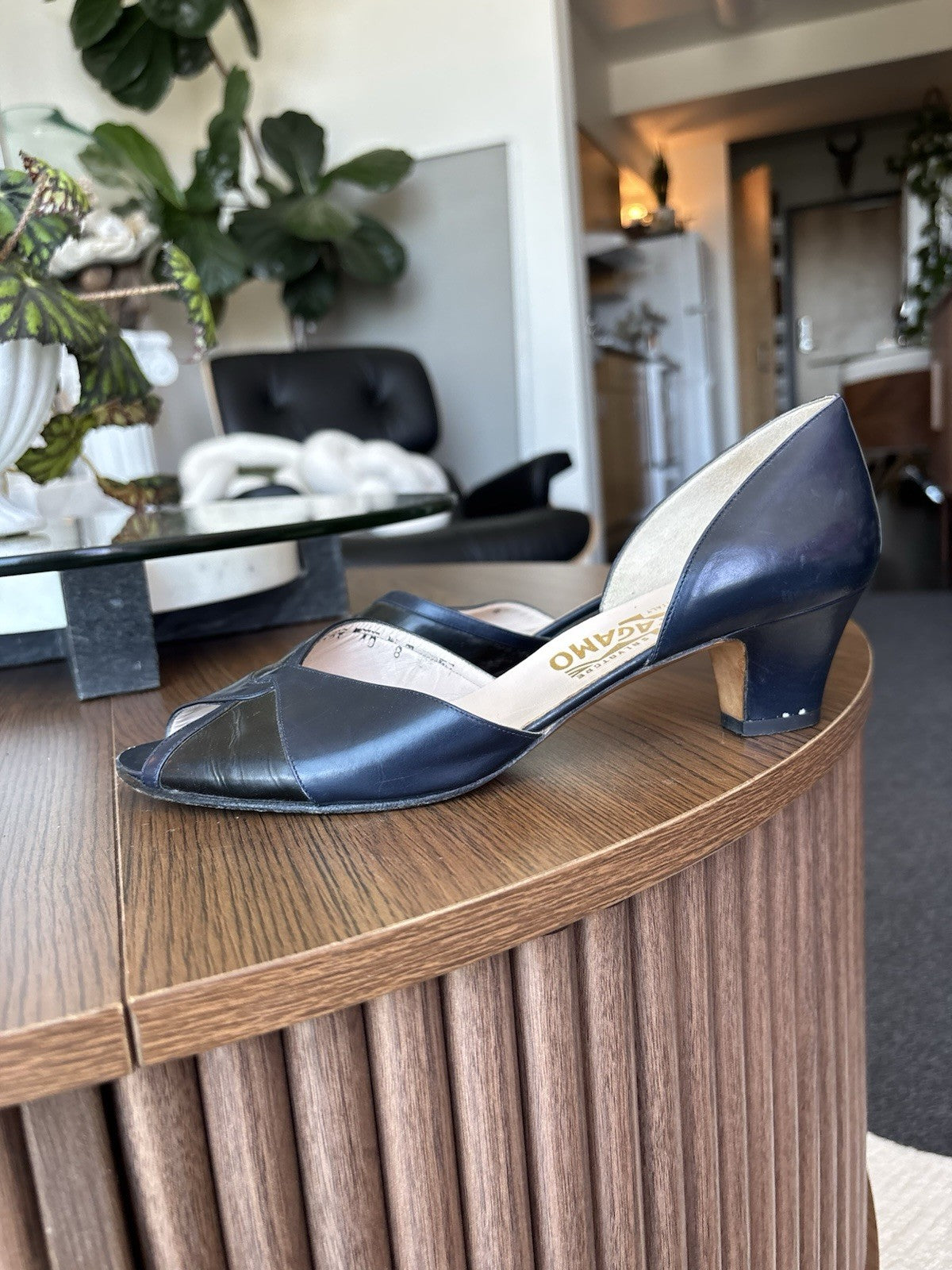 SALVATORE FERRAGAMO Vintage Italy Navy/Black Leather Pumps Shoes USA 8AA Narrow