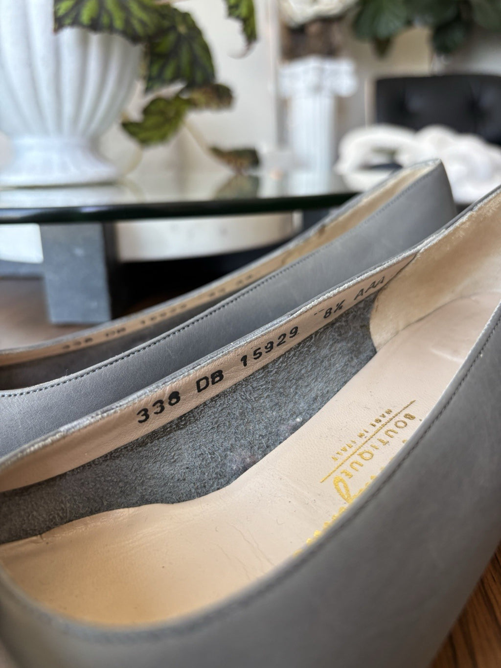 SALVATORE FERRAGAMO Vintage Italy Leather Gray Gold Bow Pumps Shoe 8.5aaa Narrow