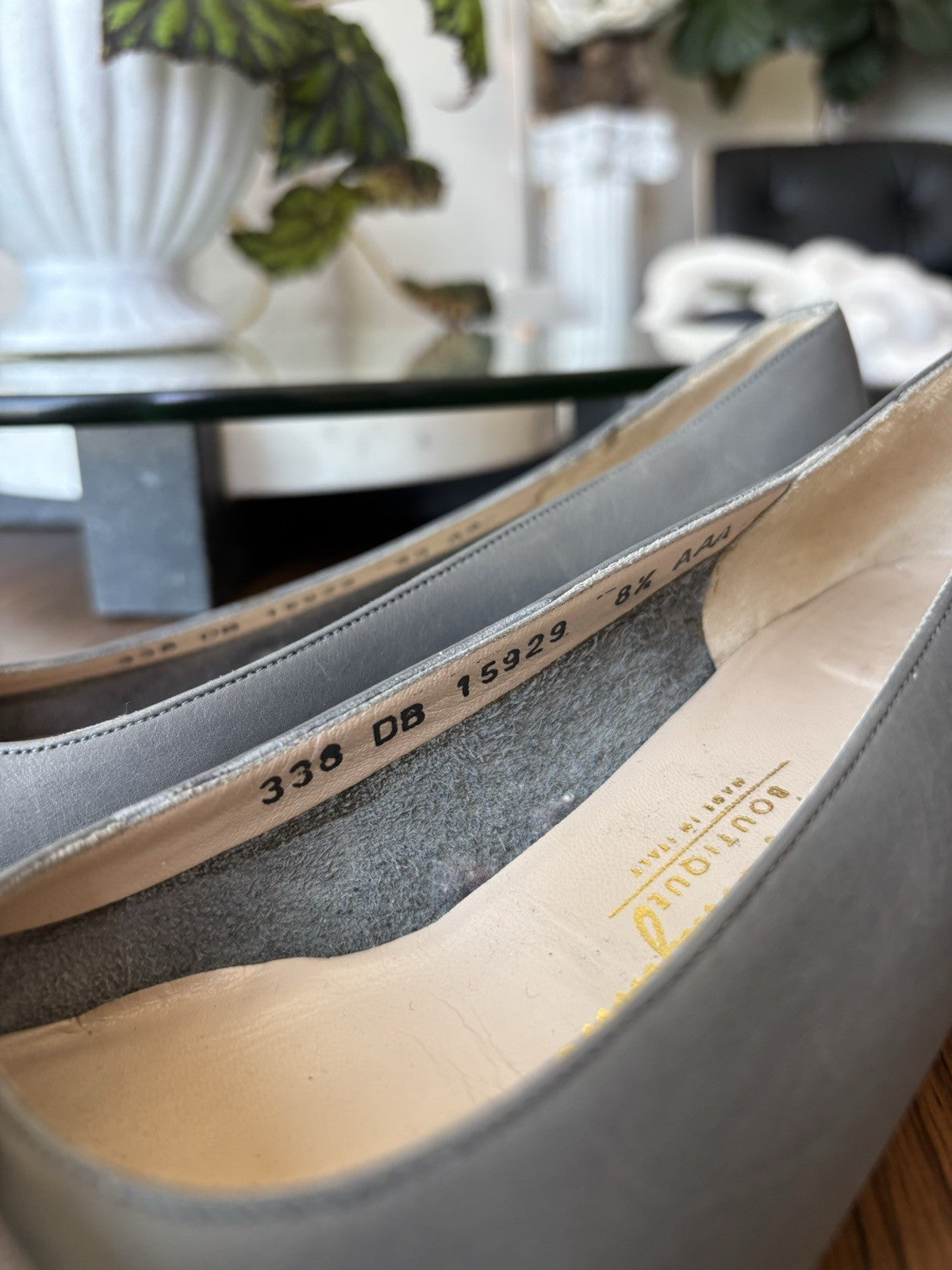SALVATORE FERRAGAMO Vintage Italy Leather Gray Gold Bow Pumps Shoe 8.5aaa Narrow