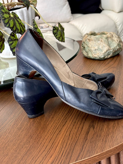SALVATORE FERRAGAMO Vintage Italy Leather Navy Bow Pumps Shoes 7.5 AA Narrow