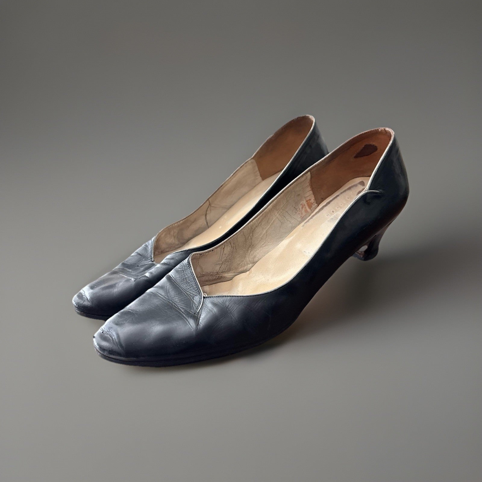 SALVATORE FERRAGAMO Vintage Italy Black Leather Pumps Shoes Size 7.5 AA Narrow
