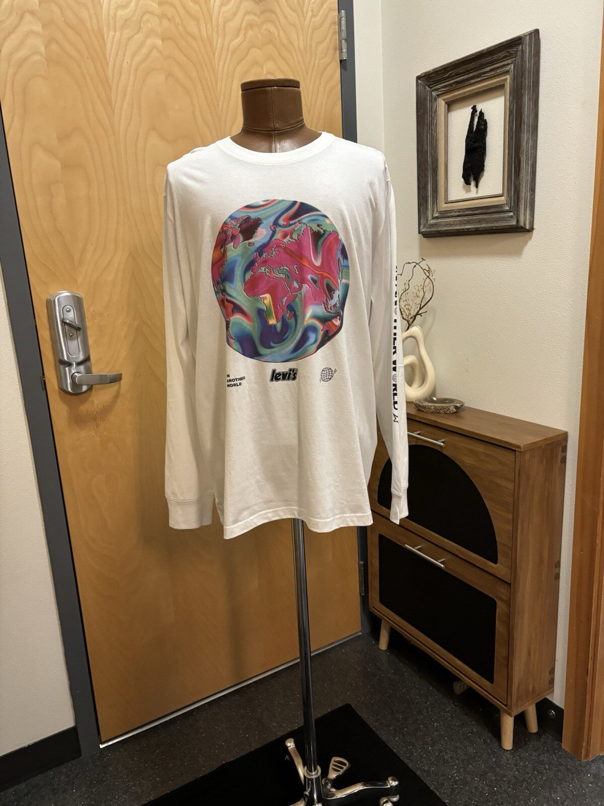 NWT Retro LEVI’S Brand “In Another World” Print 2XL Long Sleeve T Shirt ($39.50)