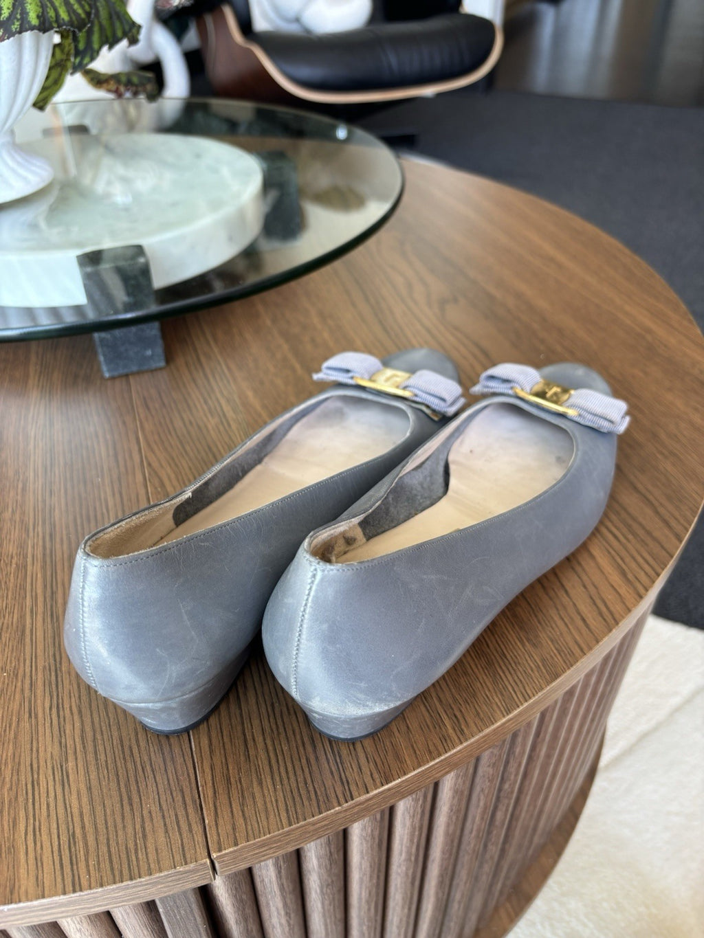 SALVATORE FERRAGAMO Vintage Italy Leather Gray Gold Bow Pumps Shoe 8.5aaa Narrow