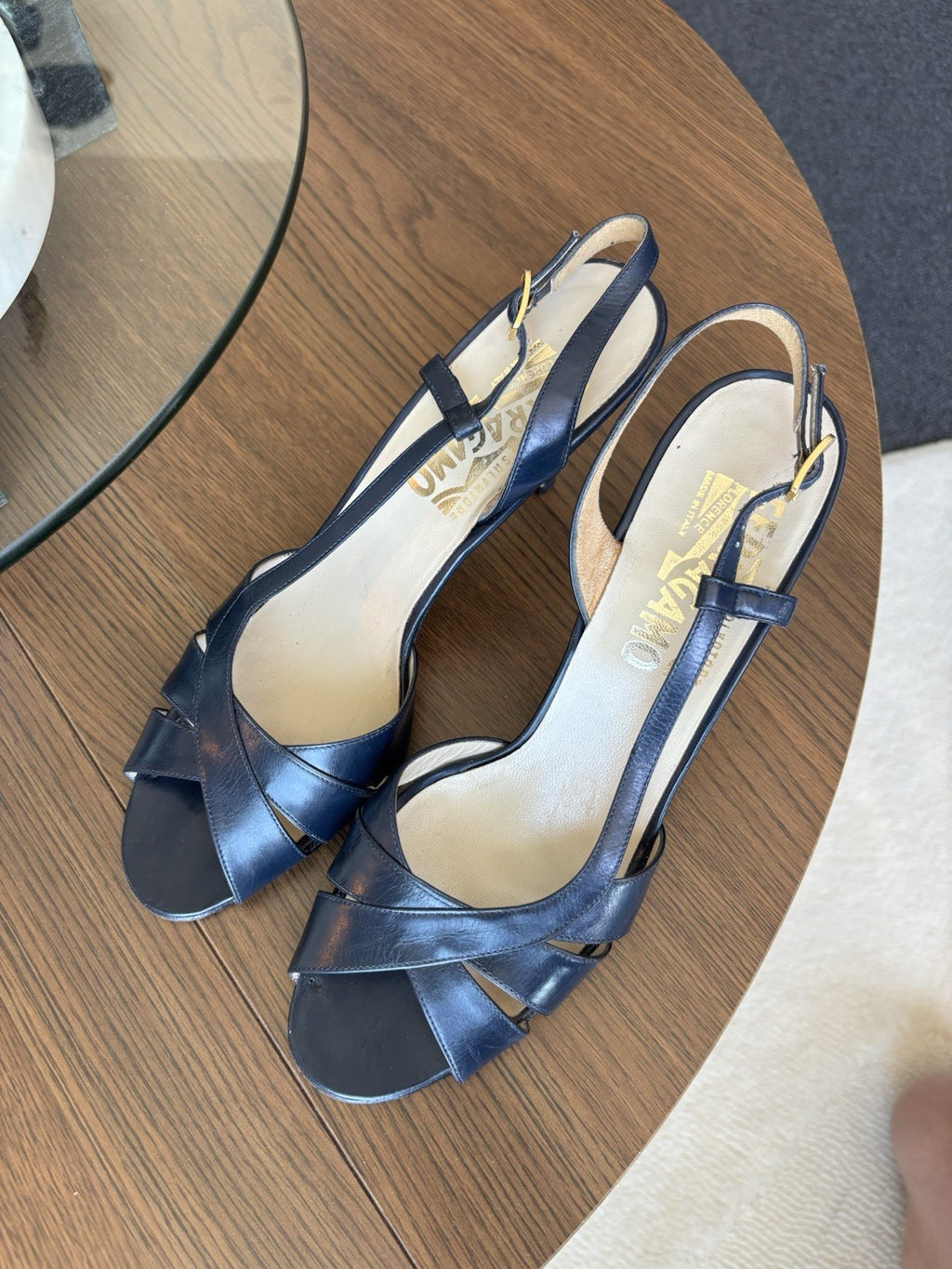 SALVATORE FERRAGAMO Vintage Italy Navy Blue Leather Pumps Heels Shoes USA 7.5 AA