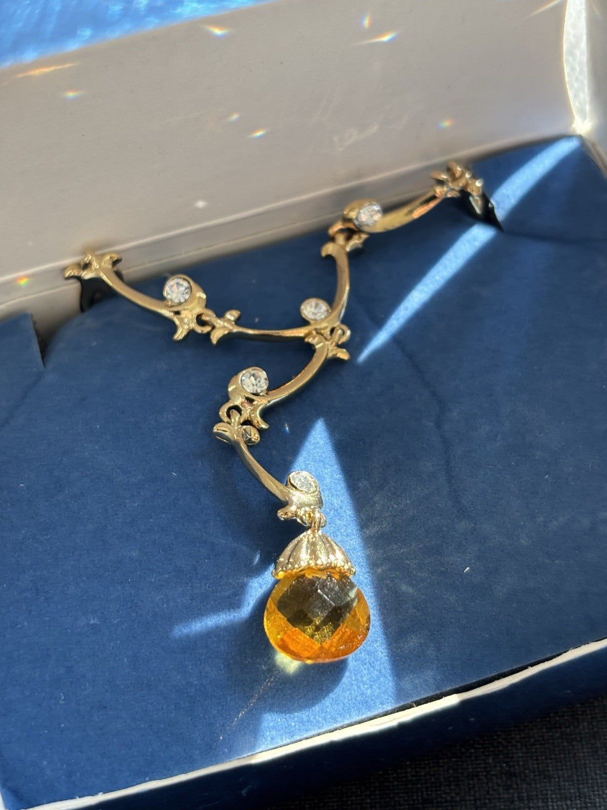 NWT 1980s AVON Nikki Ricci Goldtone Rhinestone Vine Drop Pendant Necklace W/ Box
