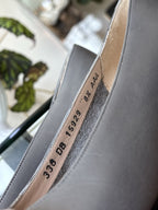 SALVATORE FERRAGAMO Vintage Italy Leather Gray Gold Bow Pumps Shoe 8.5aaa Narrow