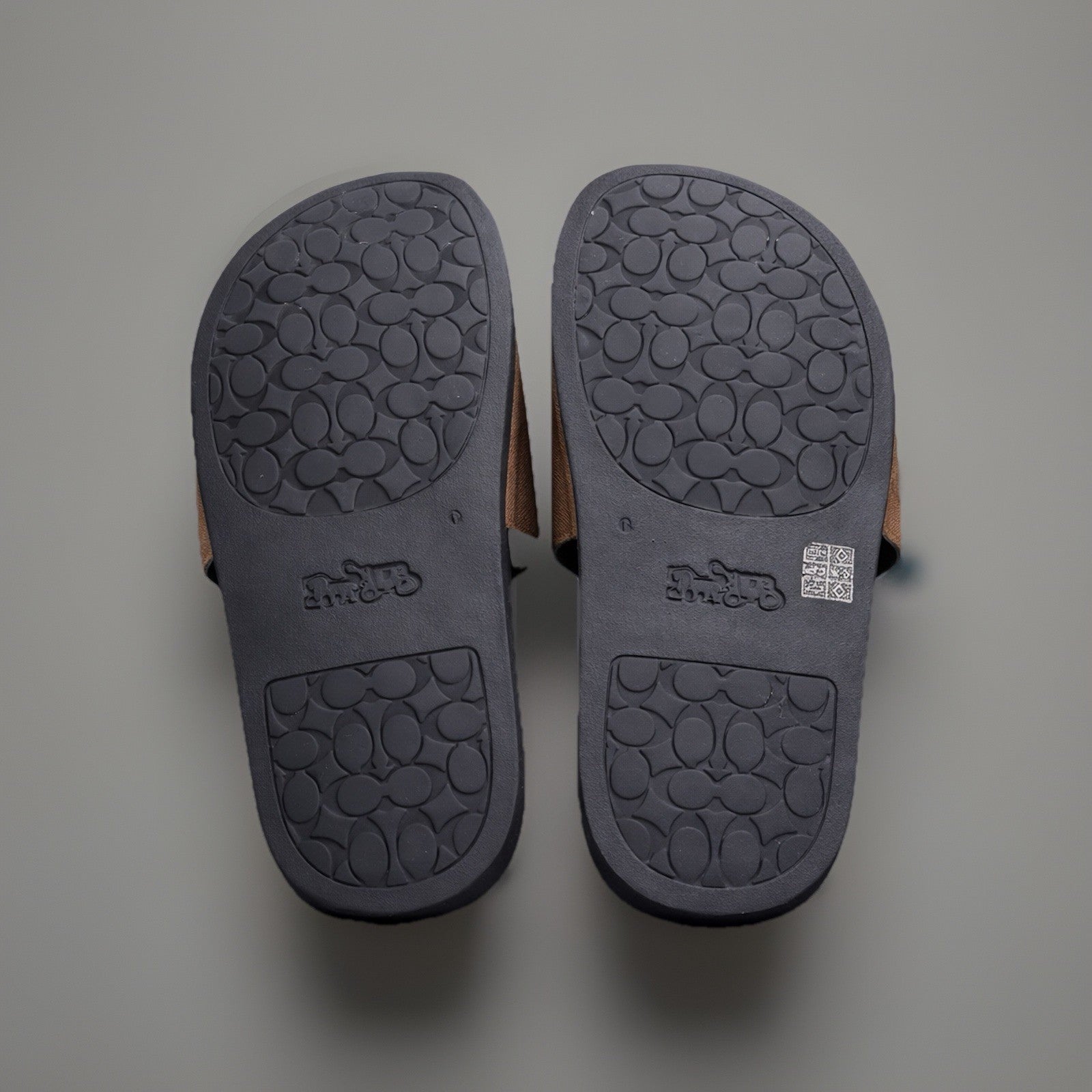 COACH Designer Sport Slide Signature “C” Pool Black/Tan Women Size 6 (org $195)