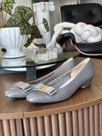 SALVATORE FERRAGAMO Vintage Italy Leather Gray Gold Bow Pumps Shoe 8.5aaa Narrow