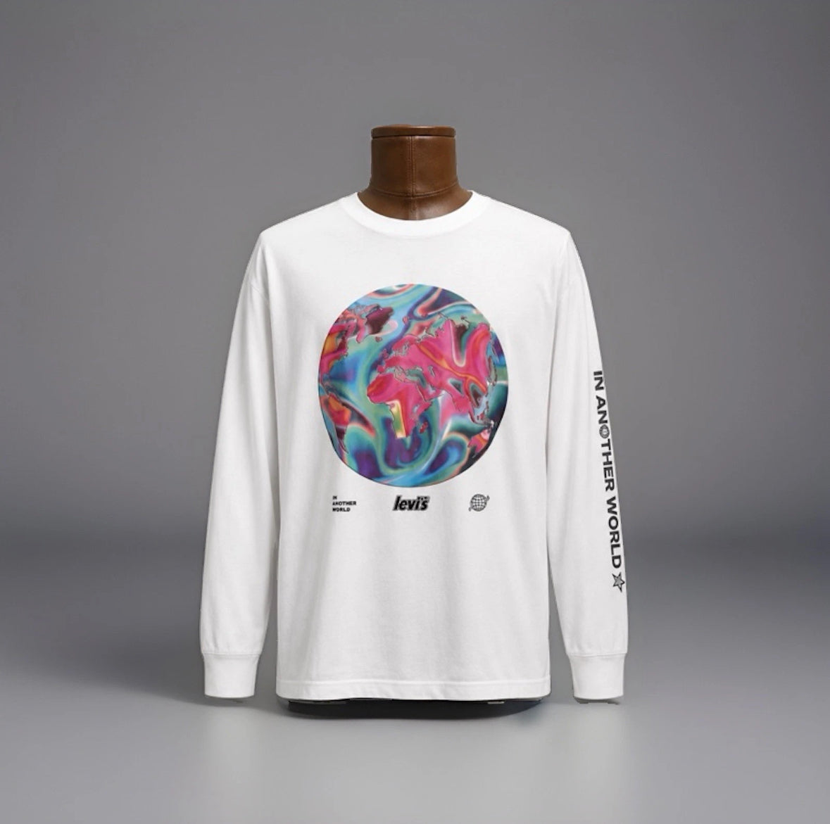 LEVI’S Brand T-Shirt “Another World” Print Retro Long Sleeve Men Size XL (org $40)